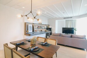 55-inch flat-screen TV with cable channels, TV, Netflix - SYN Boutique Hotel (Chiang Mai)