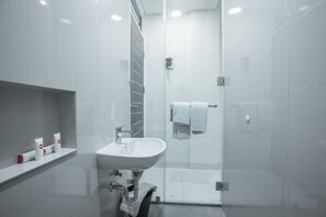 Deluxe-Doppelzimmer | Badezimmer | Dusche, Handtücher