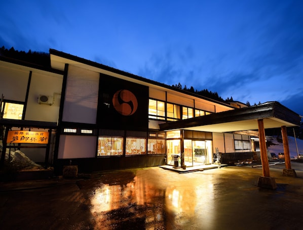 Majoituspaikan julkisivu illalla/yöllä