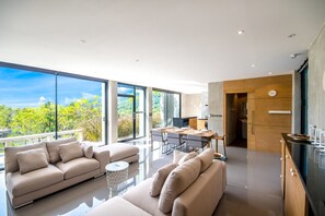 Luxury-Villa, Gartenblick, Poolseite | Wohnzimmer | Flachbildfernseher