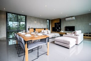 Luxury-Villa, Gartenblick, Poolseite | Essbereich im Zimmer