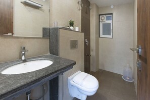 Shower, free toiletries, towels - Hotel Amora Premium (Mahabaleshwar)