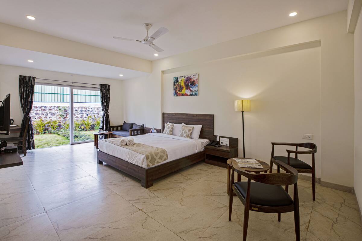 Executive Suite | Individually furnished, desk, laptop workspace, bed sheets