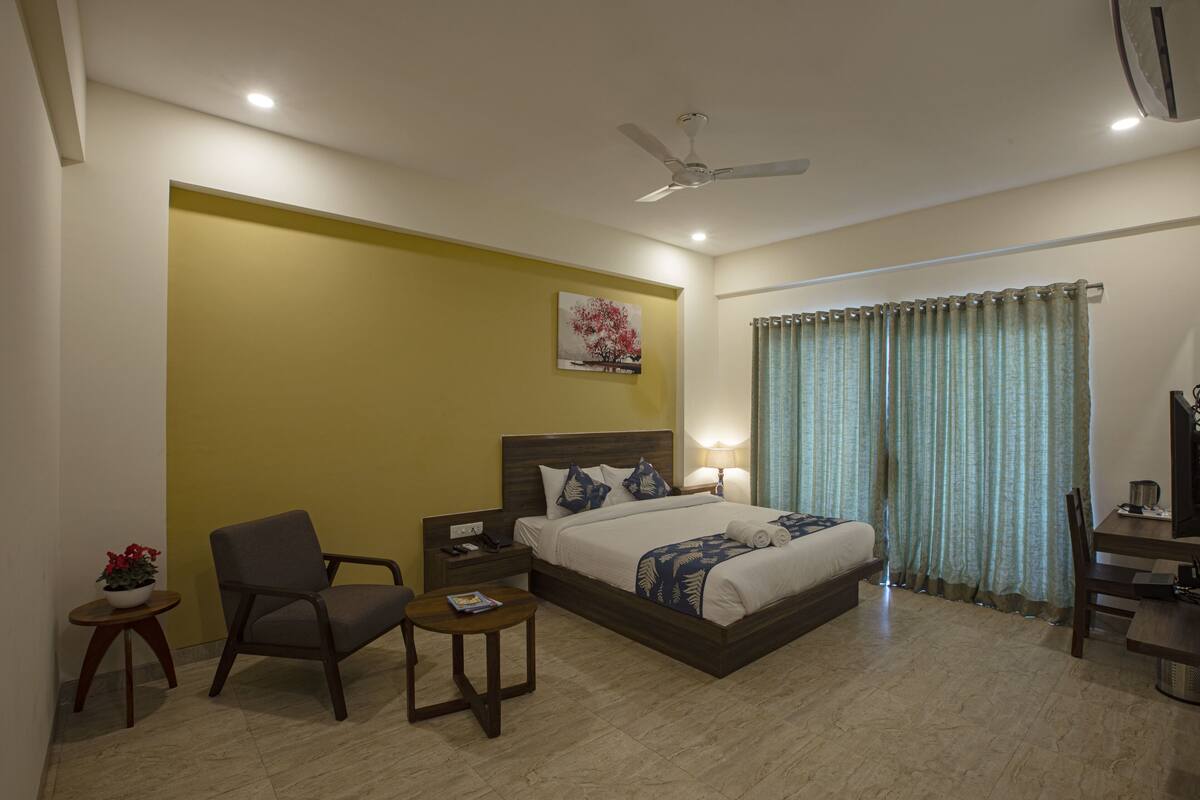 Suite, Balcony | Individually furnished, desk, laptop workspace, bed sheets