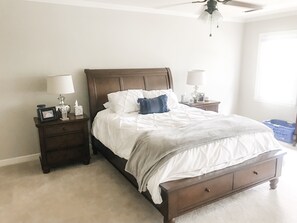 4 habitaciones, tabla de planchar con plancha, wifi y ropa de cama 