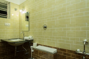 Deluxe Double Room | Bathroom