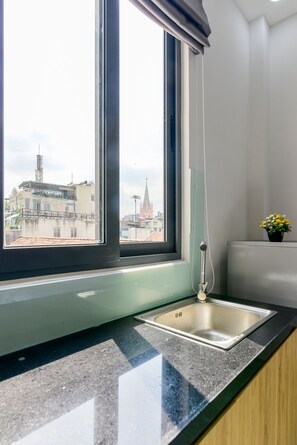 Deluxe-studiolejlighed | Privat køkken | Køleskab, mikrobølgeovn, kogeplade, elkedel