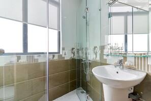 Studio (Queen) | Kamar mandi | Shower, pancuran hujan, perlengkapan mandi gratis, dan pengering rambut