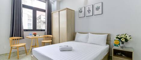 Estudio (Queen) | Escritorio, espacio para trabajar con laptop y cortinas blackout