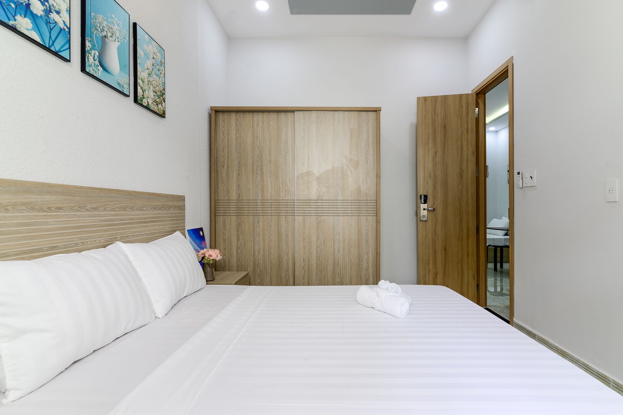 Escritorio, espacio para trabajar con laptop y cortinas blackout 