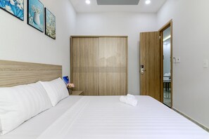 패밀리 아파트 | 책상, 노트북 작업 공간, 암막 커튼, 방음 설비