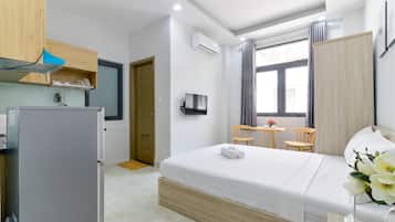 Queen Studio | 1 bedroom, desk, laptop workspace, blackout drapes