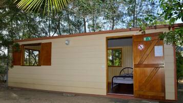 Lits bébé (en supplément), draps fournis