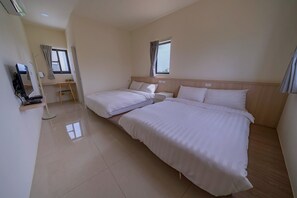 Premium bedding, down comforters, memory foam beds, desk - Star Sea B&B (Liuqiu)