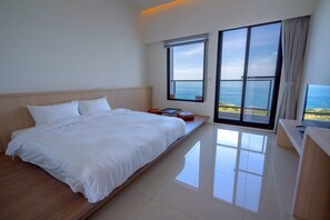 全景双人房, 1 张大床, 海洋景观 | 起居区 | 平板电视