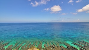 A clear view of a coastal area with turquoise waters and visible coral formations. - Star Sea B&B (Liuqiu)