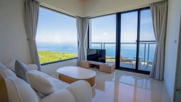 Habitación cuádruple presidencial, 2 camas de matrimonio, vistas al mar | Ropa de cama de alta calidad y edredones de plumas