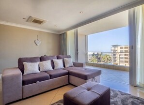 The Sails C4 | Living room | Flat-screen TV - Beach Apartments (Durban)