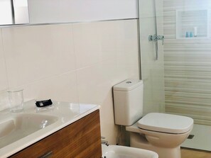 Douche, sèche-cheveux