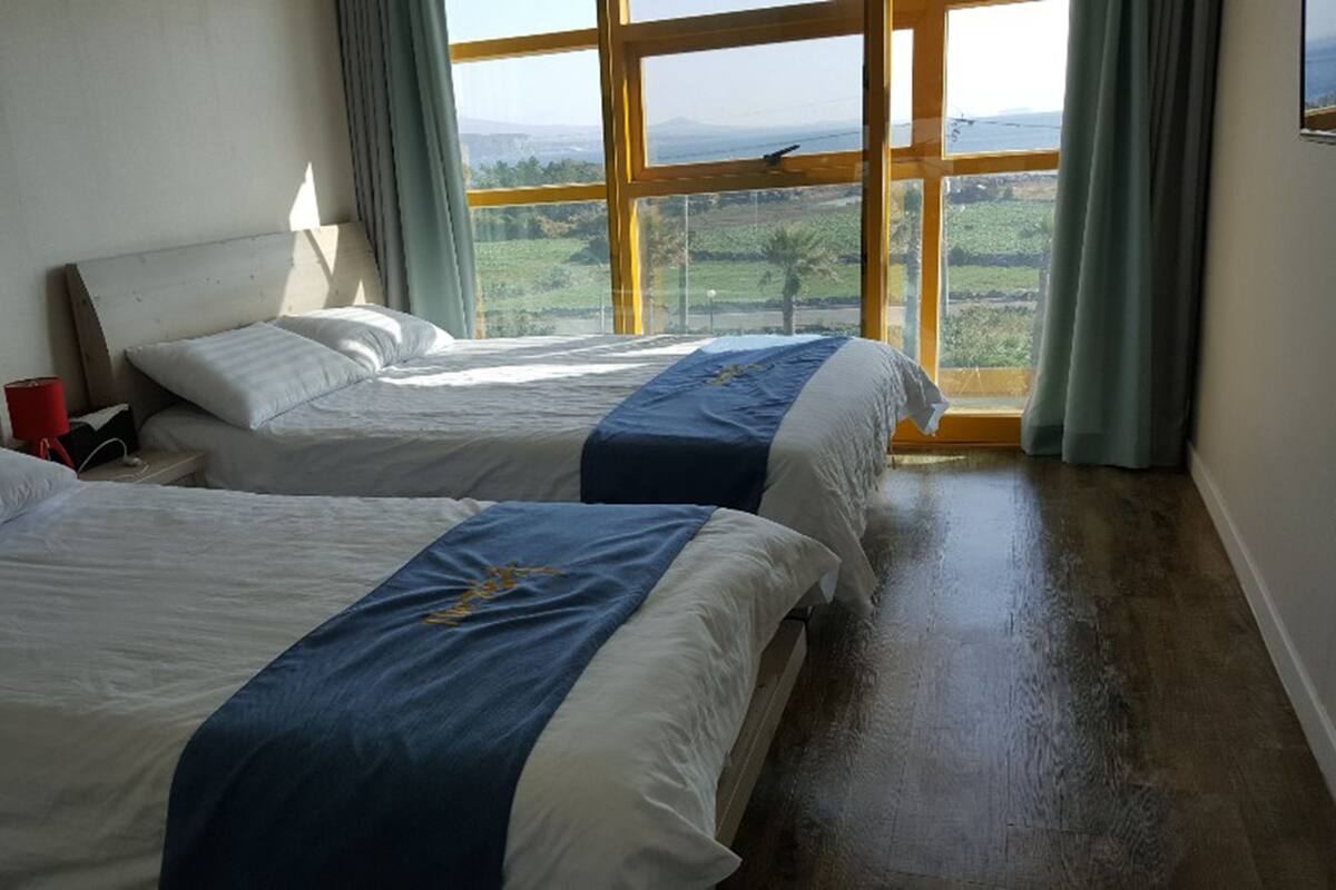 Kamar Triple (1 Double + 1 Single Bed)