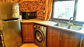 Fridge, oven, stovetop, electric kettle