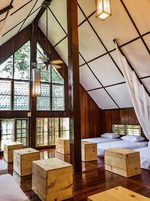 12-Bed Mixed Dormitory with Shared Bathroom