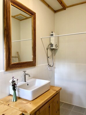 Hill Lodge with Private Bathroom | Baño | Regadera, secadora de cabello, toallas, jabón