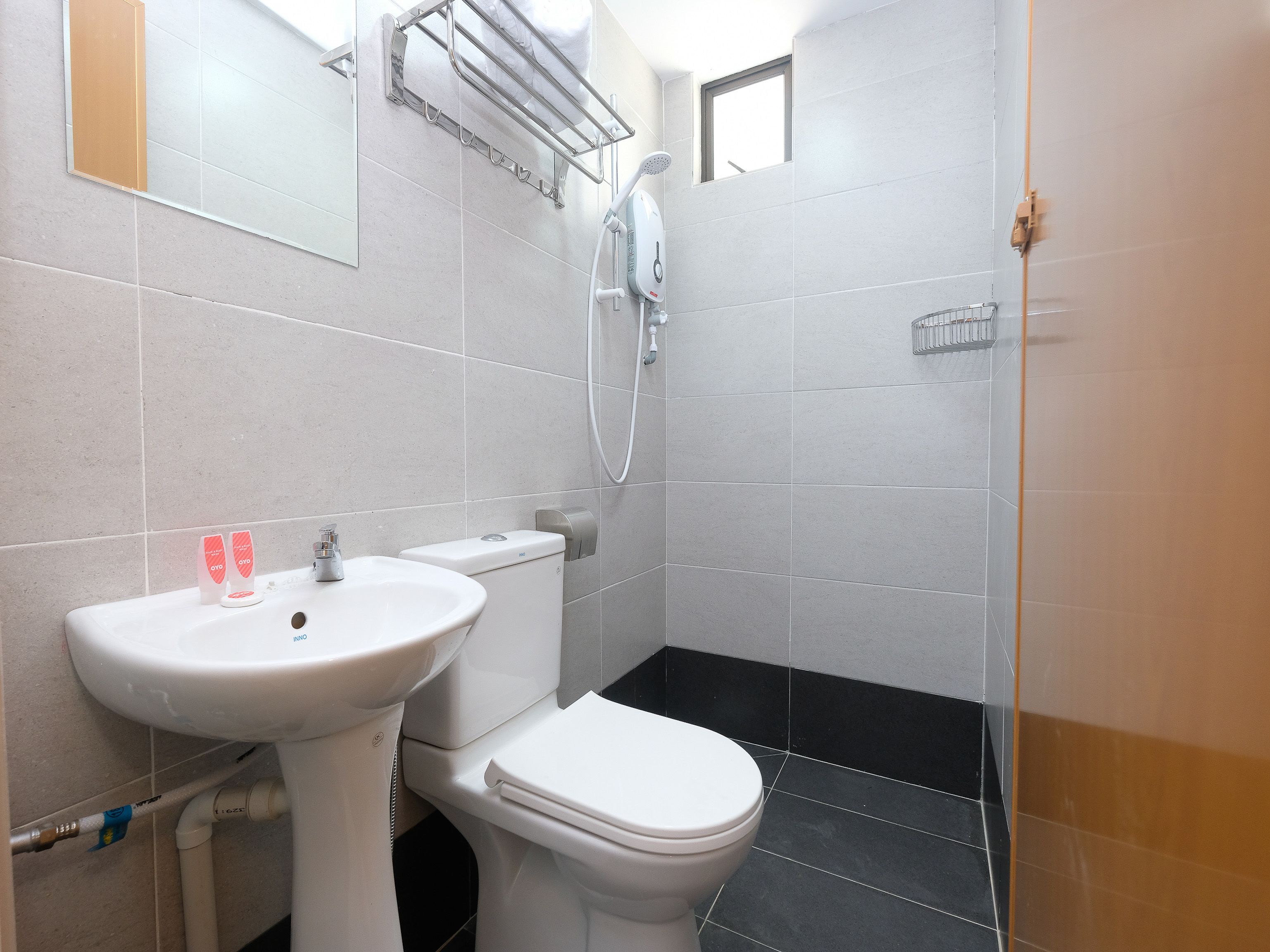 Kahden hengen deluxe-huone | Kylpyhuone | Suihku, ilmaiset hygieniatuotteet, pyyhkeet