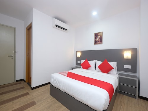 OYO 44043 First Garden Hotel