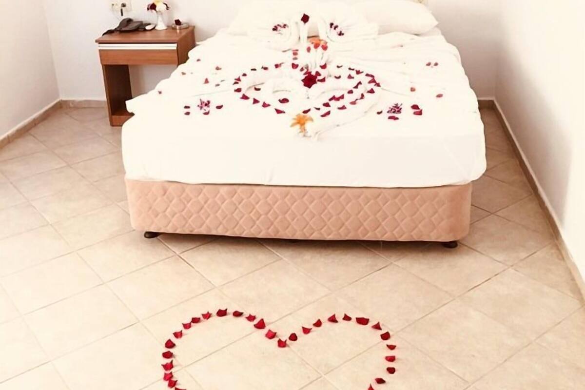 Free cots/infant beds, bed sheets