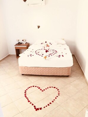 Basic-Zimmer | Kostenlose Babybetten, Bettwäsche