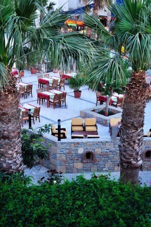 Outdoor dining - Dilek Apart Hotel (Bodrum)