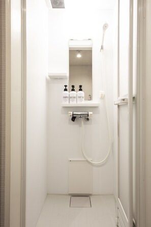Habitación familiar (with Shower) | Regadera en el baño