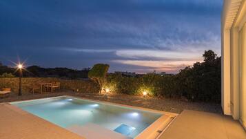 6 outdoor pools, sun loungers