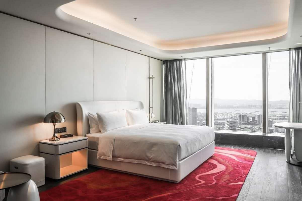 Deluxe Room, 1 King Bed | 1 bedroom, minibar, in-room safe, desk