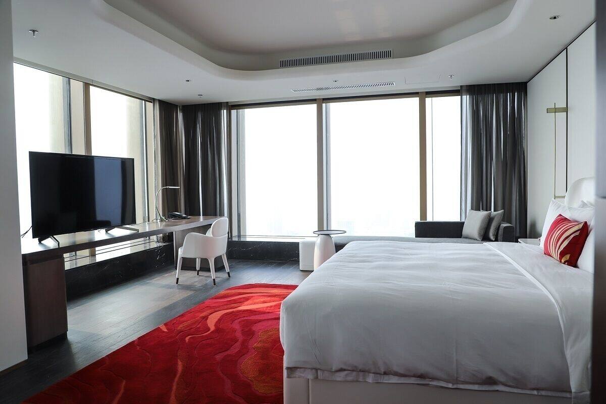 Deluxe Suite | 1 bedroom, minibar, in-room safe, desk