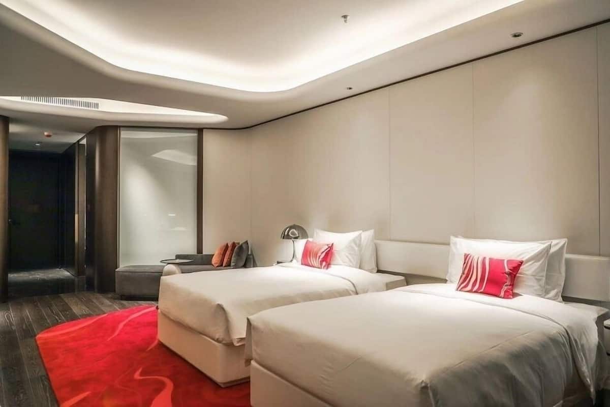 Deluxe Twin Room | 1 bedroom, minibar, in-room safe, desk