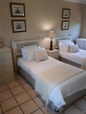 Quarto duplo | Roupas de cama premium, frigobar, individualmente decorados