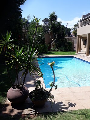 Outdoor pool - Joan's Bed & Breakfast (Durban North)