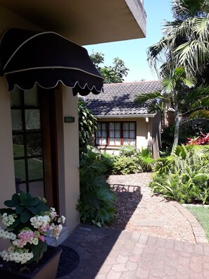 Twin Room | Garden view - Joan's Bed & Breakfast (Durban North)