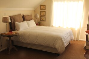 Habitación familiar (Burgundy) | Decoración personalizada y muebles diferentes 