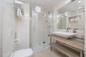 Douche, articles de toilette gratuits, sèche-cheveux, peignoirs