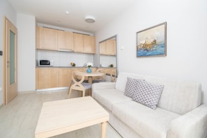 Deluxe Apartment | Private kitchenette | Stovetop, cookware/dishes/utensils - Aparthotel Flora (Tucepi)