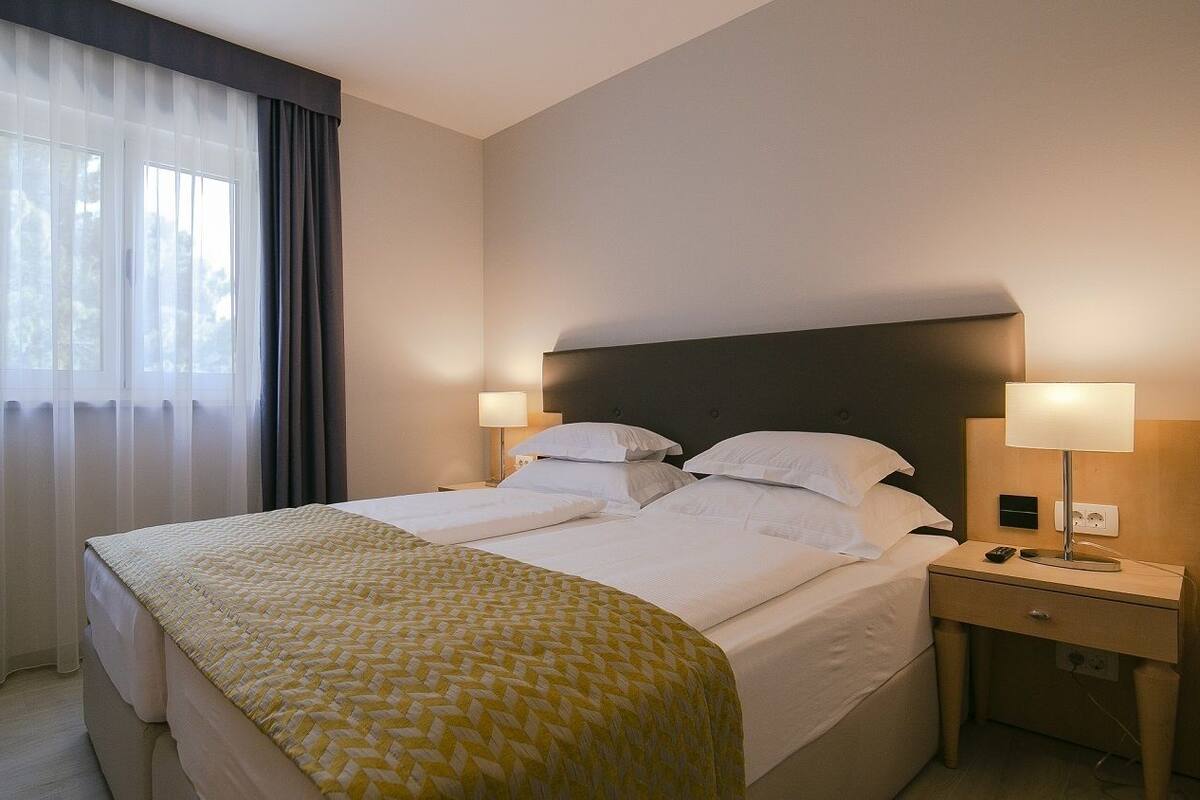 Minibar, soundproofing, WiFi (free), bed sheets
