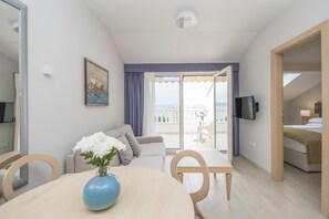 Deluxe Apartment | Living area | Flat-screen TV - Aparthotel Flora (Tucepi)