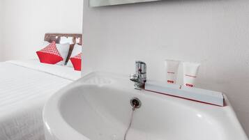 Deluxe-Doppelzimmer | Badezimmer | Dusche, Handtücher