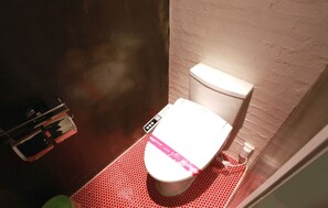 VIP | Kylpyhuone | Ilmaiset hygieniatuotteet, hiustenkuivaaja, pyyhkeet, saippua