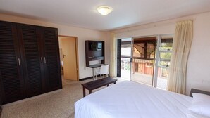 Standard Double Room | Desk, WiFi (free), bed sheets - Oceans23 (Durban North)