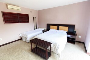 Desk, free WiFi, bed sheets - Oceans23 (Durban North)