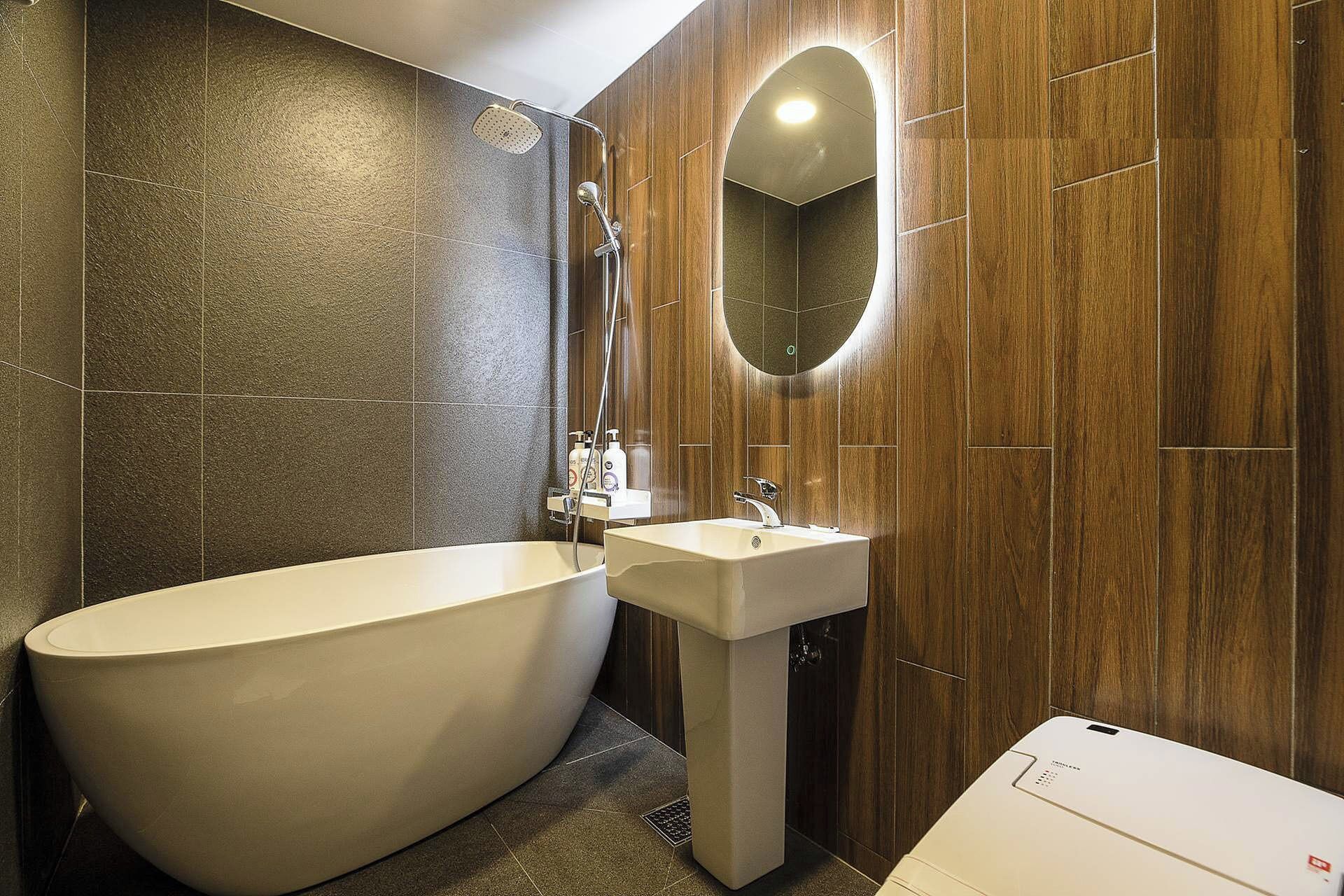 Quarto casal luxo | Banheiro | Produtos de toalete grátis, secador de cabelo, toalhas de banho 